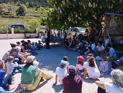 Al pati de l’escola de Tuixén, petits i grans gaudint del món de les plantes remeieres de la mà de la Tupinamburga.